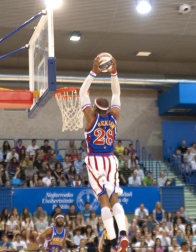 Cerca de dos horas de espectáculo puro y duro. Los Harlem Globetrotters llegaron a Pamplona con un show en el que la música, el humor y los mates espectaculares fueron los protagonistas. Pero también el público jugó un papel muy importante en este peculiar partido de baloncesto, pues en varias ocasiones los jugadores sacaron a la pista a aficionados para gastarles bromas o hacerles partícipes de unos números que hicieron las delicias de los cerca de 1.300 aficionados que se acercaron hasta el Pabellón Universitario.