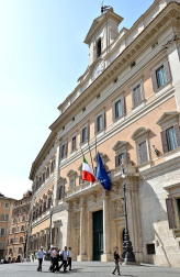 Una joven ha muerto en un atentado con dos explosiones ocurrido en el instituto Morvillo Falcone en la localidad italiana de Brindisi.