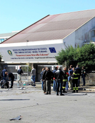 Una joven ha muerto en un atentado con dos explosiones ocurrido en el instituto Morvillo Falcone en la localidad italiana de Brindisi.