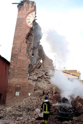 El temblor, que tuvo su hipocentro a 5 kilómetros al este de la localidad de San Felice sul Panaro, según el Instituto Nacional de Geofísica y Vulcanología de Italia, estuvo precedido por otros dos seísmos, uno de intensidad 4,1 a las 23.13 GMT del sábado -unas tres horas antes del principal- y otro, de 2,2 grados, a las 23.43 GMT. EFE