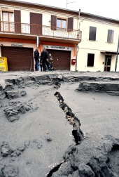 El temblor, que tuvo su hipocentro a 5 kilómetros al este de la localidad de San Felice sul Panaro, según el Instituto Nacional de Geofísica y Vulcanología de Italia, estuvo precedido por otros dos seísmos, uno de intensidad 4,1 a las 23.13 GMT del sábado -unas tres horas antes del principal- y otro, de 2,2 grados, a las 23.43 GMT. EFE