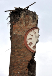 El temblor, que tuvo su hipocentro a 5 kilómetros al este de la localidad de San Felice sul Panaro, según el Instituto Nacional de Geofísica y Vulcanología de Italia, estuvo precedido por otros dos seísmos, uno de intensidad 4,1 a las 23.13 GMT del sábado -unas tres horas antes del principal- y otro, de 2,2 grados, a las 23.43 GMT. EFE