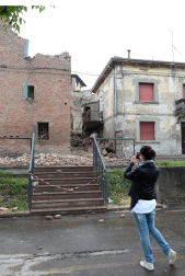 El temblor, que tuvo su hipocentro a 5 kilómetros al este de la localidad de San Felice sul Panaro, según el Instituto Nacional de Geofísica y Vulcanología de Italia, estuvo precedido por otros dos seísmos, uno de intensidad 4,1 a las 23.13 GMT del sábado -unas tres horas antes del principal- y otro, de 2,2 grados, a las 23.43 GMT. EFE