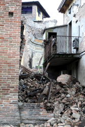 El temblor, que tuvo su hipocentro a 5 kilómetros al este de la localidad de San Felice sul Panaro, según el Instituto Nacional de Geofísica y Vulcanología de Italia, estuvo precedido por otros dos seísmos, uno de intensidad 4,1 a las 23.13 GMT del sábado -unas tres horas antes del principal- y otro, de 2,2 grados, a las 23.43 GMT. EFE