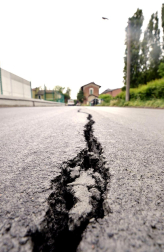 El temblor, que tuvo su hipocentro a 5 kilómetros al este de la localidad de San Felice sul Panaro, según el Instituto Nacional de Geofísica y Vulcanología de Italia, estuvo precedido por otros dos seísmos, uno de intensidad 4,1 a las 23.13 GMT del sábado -unas tres horas antes del principal- y otro, de 2,2 grados, a las 23.43 GMT. EFE