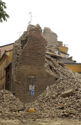 El temblor, que tuvo su hipocentro a 5 kilómetros al este de la localidad de San Felice sul Panaro, según el Instituto Nacional de Geofísica y Vulcanología de Italia, estuvo precedido por otros dos seísmos, uno de intensidad 4,1 a las 23.13 GMT del sábado -unas tres horas antes del principal- y otro, de 2,2 grados, a las 23.43 GMT. EFE