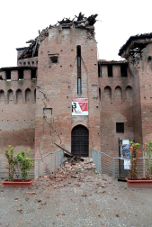 El temblor, que tuvo su hipocentro a 5 kilómetros al este de la localidad de San Felice sul Panaro, según el Instituto Nacional de Geofísica y Vulcanología de Italia, estuvo precedido por otros dos seísmos, uno de intensidad 4,1 a las 23.13 GMT del sábado -unas tres horas antes del principal- y otro, de 2,2 grados, a las 23.43 GMT. EFE