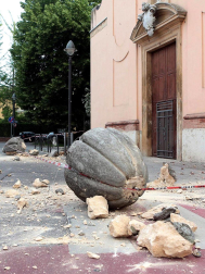 El temblor, que tuvo su hipocentro a 5 kilómetros al este de la localidad de San Felice sul Panaro, según el Instituto Nacional de Geofísica y Vulcanología de Italia, estuvo precedido por otros dos seísmos, uno de intensidad 4,1 a las 23.13 GMT del sábado -unas tres horas antes del principal- y otro, de 2,2 grados, a las 23.43 GMT. EFE