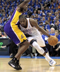 Oklahoma City Thunder venció en el quinto partido a los Angeles Lakers y lograron eliminarles de los playoffs por el título de la NBA. Oklahoma jugará ahora la final de la Conferencia Oeste ante los Spurs.