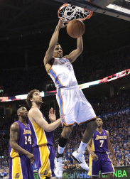 Oklahoma City Thunder venció en el quinto partido a los Angeles Lakers y lograron eliminarles de los playoffs por el título de la NBA. Oklahoma jugará ahora la final de la Conferencia Oeste ante los Spurs.
