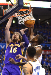 Oklahoma City Thunder venció en el quinto partido a los Angeles Lakers y lograron eliminarles de los playoffs por el título de la NBA. Oklahoma jugará ahora la final de la Conferencia Oeste ante los Spurs.