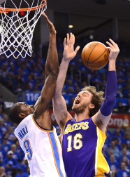 Oklahoma City Thunder venció en el quinto partido a los Angeles Lakers y lograron eliminarles de los playoffs por el título de la NBA. Oklahoma jugará ahora la final de la Conferencia Oeste ante los Spurs.