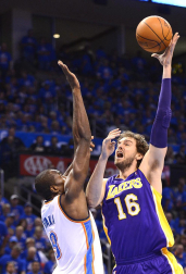 Oklahoma City Thunder venció en el quinto partido a los Angeles Lakers y lograron eliminarles de los playoffs por el título de la NBA. Oklahoma jugará ahora la final de la Conferencia Oeste ante los Spurs.