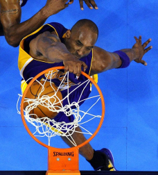 Oklahoma City Thunder venció en el quinto partido a los Angeles Lakers y lograron eliminarles de los playoffs por el título de la NBA. Oklahoma jugará ahora la final de la Conferencia Oeste ante los Spurs.