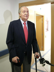El Rey don Juan Carlos sale del Hospital USP San José tras ser operado de la cadera por una caída sufrida durante su estancia en Botsuana en un viaje particular de caza.