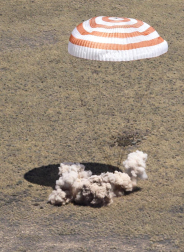 Momento en el que la nave Soyuz TMA-03M toma tierra en la estepa de Kazajistán con tres astronautas a bordo.
