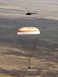 Momento en el que la nave Soyuz TMA-03M toma tierra en la estepa de Kazajistán con tres astronautas a bordo.