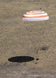 Momento en el que la nave Soyuz TMA-03M toma tierra en la estepa de Kazajistán con tres astronautas a bordo.