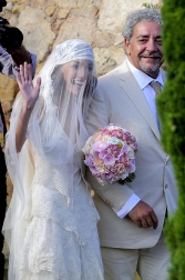 El centrocampista del FC Barcelona Andrés Iniesta ha contraído matrimonio este domingo con Anna Ortiz en el castillo de Tamarit en Tarragona.