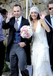 El centrocampista del FC Barcelona Andrés Iniesta ha contraído matrimonio este domingo con Anna Ortiz en el castillo de Tamarit en Tarragona.