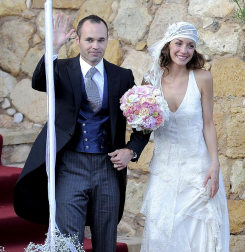 El centrocampista del FC Barcelona Andrés Iniesta ha contraído matrimonio este domingo con Anna Ortiz en el castillo de Tamarit en Tarragona.