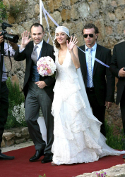 El centrocampista del FC Barcelona Andrés Iniesta ha contraído matrimonio este domingo con Anna Ortiz en el castillo de Tamarit en Tarragona.