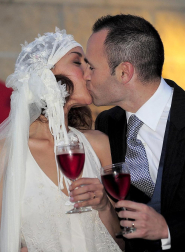 El centrocampista del FC Barcelona Andrés Iniesta ha contraído matrimonio este domingo con Anna Ortiz en el castillo de Tamarit en Tarragona.