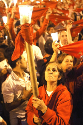 Miles de personas se congregaron en la plaza consistorial para despedir una año más las fiestas de San Fermín, con el tradicional canto Pobre de mí