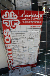 Más de una semana después de las fiestas de Pamplona, el Casco Antiguo todavía se viste de San Fermín y grupos de turistas se enredan con retraso en el recorrido del encierro. P.Z.