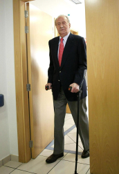 El Rey don Juan Carlos sale del Hospital USP San José tras ser operado de la cadera por una caída sufrida durante su estancia en Botsuana en un viaje particular de caza.