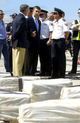 Un total de 3.000 kilos de cocaína fue hallado a bordo de un mercante interceptado en las aguas cercanas a Cádiz por el Grupo Especial de Operaciones de la Policía. Unas 31 personas han sido arrestadas en el asalto.