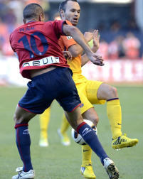 Osasuna recibió este domingo al Barcelona con un juego intenso que le valió adelantarse en el marcador (1-0), pero que se hundió poco a poco tras dos actuaciones de Leo Messi y la expulsión del capitán rojillo, Patxi Puñal.