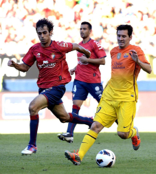 Osasuna recibió este domingo al Barcelona con un juego intenso que le valió adelantarse en el marcador (1-0), pero que se hundió poco a poco tras dos actuaciones de Leo Messi y la expulsión del capitán rojillo, Patxi Puñal.