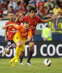 Osasuna recibió este domingo al Barcelona con un juego intenso que le valió adelantarse en el marcador (1-0), pero que se hundió poco a poco tras dos actuaciones de Leo Messi y la expulsión del capitán rojillo, Patxi Puñal.