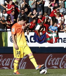Osasuna recibió este domingo al Barcelona con un juego intenso que le valió adelantarse en el marcador (1-0), pero que se hundió poco a poco tras dos actuaciones de Leo Messi y la expulsión del capitán rojillo, Patxi Puñal.