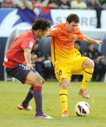 Osasuna recibió este domingo al Barcelona con un juego intenso que le valió adelantarse en el marcador (1-0), pero que se hundió poco a poco tras dos actuaciones de Leo Messi y la expulsión del capitán rojillo, Patxi Puñal.