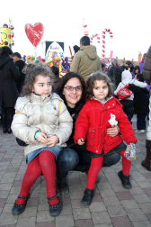 Cientos de niños de Tudela salieron a la calle para recibir a Papa Noel en el tradicional recibimiento que organizan las Apymas de los colegios Elvira España y Griseras. El acto sirvió para anticipar la llegada de la Navidad y llenar de colorido y villancicos las calles con las dos magníficas carrozas preparadas por los colegios, la carroza de las chuches de Griseras, que repartió centenares de caramelos, y la carroza con Papa Noel, realizada en el colegio Elvira España y que, en esta edición, estrenó un nuevo diseño.