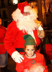 Cientos de niños de Tudela salieron a la calle para recibir a Papa Noel en el tradicional recibimiento que organizan las Apymas de los colegios Elvira España y Griseras. El acto sirvió para anticipar la llegada de la Navidad y llenar de colorido y villancicos las calles con las dos magníficas carrozas preparadas por los colegios, la carroza de las chuches de Griseras, que repartió centenares de caramelos, y la carroza con Papa Noel, realizada en el colegio Elvira España y que, en esta edición, estrenó un nuevo diseño.