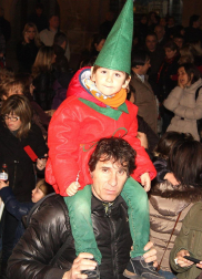 Cientos de niños de Tudela salieron a la calle para recibir a Papa Noel en el tradicional recibimiento que organizan las Apymas de los colegios Elvira España y Griseras. El acto sirvió para anticipar la llegada de la Navidad y llenar de colorido y villancicos las calles con las dos magníficas carrozas preparadas por los colegios, la carroza de las chuches de Griseras, que repartió centenares de caramelos, y la carroza con Papa Noel, realizada en el colegio Elvira España y que, en esta edición, estrenó un nuevo diseño.