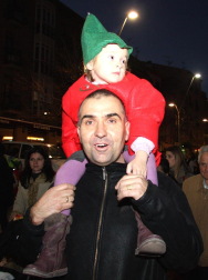 Cientos de niños de Tudela salieron a la calle para recibir a Papa Noel en el tradicional recibimiento que organizan las Apymas de los colegios Elvira España y Griseras. El acto sirvió para anticipar la llegada de la Navidad y llenar de colorido y villancicos las calles con las dos magníficas carrozas preparadas por los colegios, la carroza de las chuches de Griseras, que repartió centenares de caramelos, y la carroza con Papa Noel, realizada en el colegio Elvira España y que, en esta edición, estrenó un nuevo diseño.