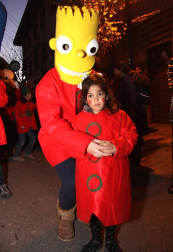 Cientos de niños de Tudela salieron a la calle para recibir a Papa Noel en el tradicional recibimiento que organizan las Apymas de los colegios Elvira España y Griseras. El acto sirvió para anticipar la llegada de la Navidad y llenar de colorido y villancicos las calles con las dos magníficas carrozas preparadas por los colegios, la carroza de las chuches de Griseras, que repartió centenares de caramelos, y la carroza con Papa Noel, realizada en el colegio Elvira España y que, en esta edición, estrenó un nuevo diseño.