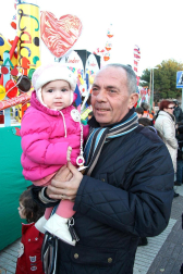 Cientos de niños de Tudela salieron a la calle para recibir a Papa Noel en el tradicional recibimiento que organizan las Apymas de los colegios Elvira España y Griseras. El acto sirvió para anticipar la llegada de la Navidad y llenar de colorido y villancicos las calles con las dos magníficas carrozas preparadas por los colegios, la carroza de las chuches de Griseras, que repartió centenares de caramelos, y la carroza con Papa Noel, realizada en el colegio Elvira España y que, en esta edición, estrenó un nuevo diseño.