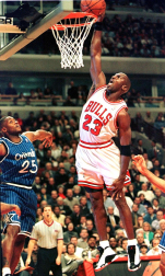 Michael Jordan, considerado uno de los mejores deportistas de todos los tiempos y mejor jugador de baloncesto de la historia, cumple 50 años. En estas imágenes se recogen algunos de los momentos más importantes de su vida personal y carrera deportiva.