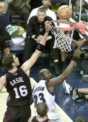 Michael Jordan, considerado uno de los mejores deportistas de todos los tiempos y mejor jugador de baloncesto de la historia, cumple 50 años. En estas imágenes se recogen algunos de los momentos más importantes de su vida personal y carrera deportiva.