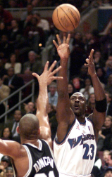 Michael Jordan, considerado uno de los mejores deportistas de todos los tiempos y mejor jugador de baloncesto de la historia, cumple 50 años. En estas imágenes se recogen algunos de los momentos más importantes de su vida personal y carrera deportiva.