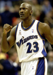 Michael Jordan, considerado uno de los mejores deportistas de todos los tiempos y mejor jugador de baloncesto de la historia, cumple 50 años. En estas imágenes se recogen algunos de los momentos más importantes de su vida personal y carrera deportiva.
