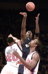 Michael Jordan, considerado uno de los mejores deportistas de todos los tiempos y mejor jugador de baloncesto de la historia, cumple 50 años. En estas imágenes se recogen algunos de los momentos más importantes de su vida personal y carrera deportiva.