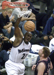Michael Jordan, considerado uno de los mejores deportistas de todos los tiempos y mejor jugador de baloncesto de la historia, cumple 50 años. En estas imágenes se recogen algunos de los momentos más importantes de su vida personal y carrera deportiva.
