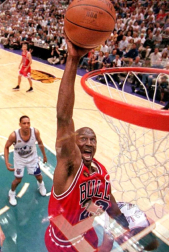 Michael Jordan, considerado uno de los mejores deportistas de todos los tiempos y mejor jugador de baloncesto de la historia, cumple 50 años. En estas imágenes se recogen algunos de los momentos más importantes de su vida personal y carrera deportiva.