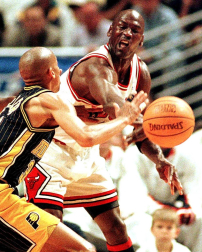 Michael Jordan, considerado uno de los mejores deportistas de todos los tiempos y mejor jugador de baloncesto de la historia, cumple 50 años. En estas imágenes se recogen algunos de los momentos más importantes de su vida personal y carrera deportiva.